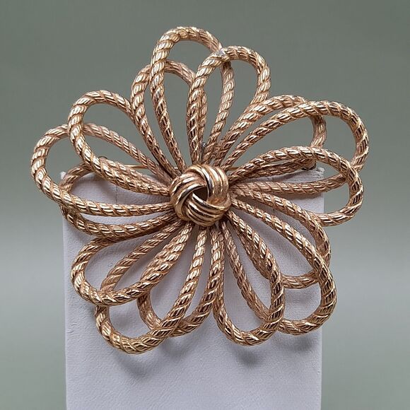 Vintage Brooch MONET Flower Rope Cord Pin, Gold Plated, 3 Inch - Picture 8 of 12